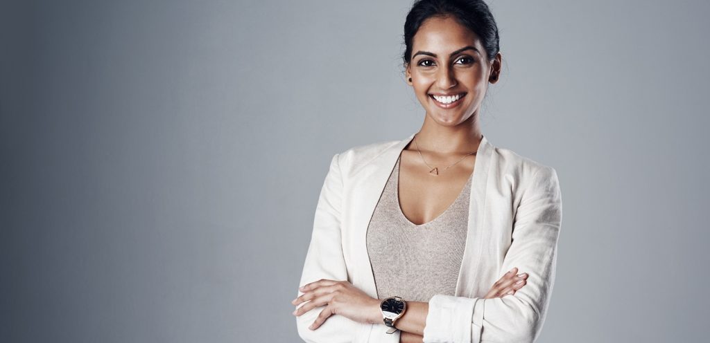 امرأة متكتّفة اليدين ومبتسمة