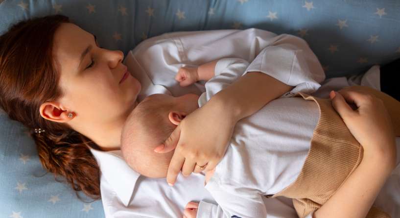 هذا ما يحدث في دماغك بعد الولادة.. ولن تصدقي تأثيره على نومك!