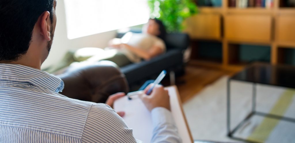 امرأة لدى معالج نفسي