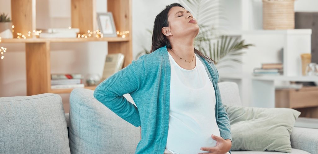 امرأة حامل تشعر بالألم