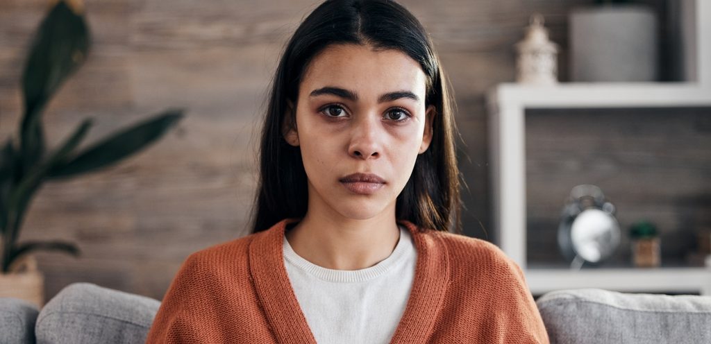 امرأة حزينة