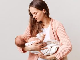 كل أم يجب أن تعرف هذه المحطات.. مراحل تطور طفلكِ حتى 18 شهرًا