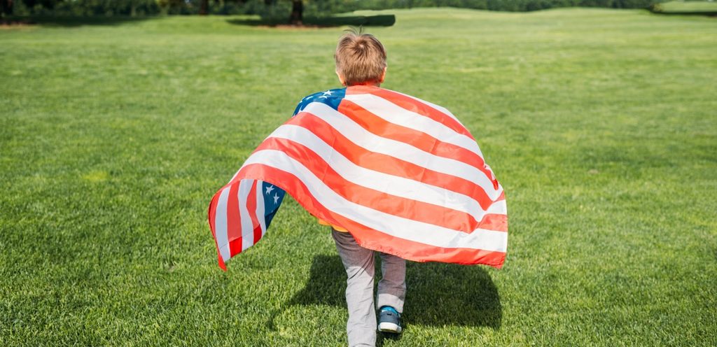 طفل يمسك العلم الأمريكي