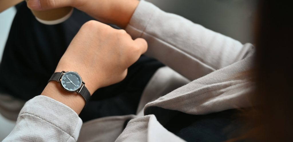 امرأة ترتدي ساعة يد