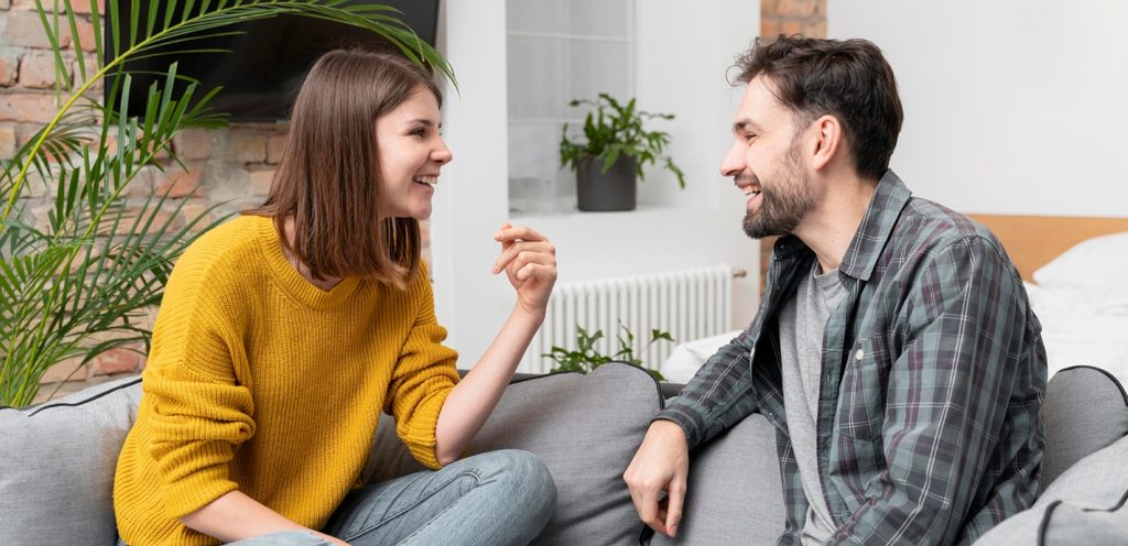 امرأة رجل يضحكان