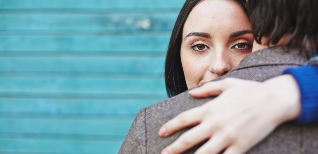 امرأة ورجل متعانقان