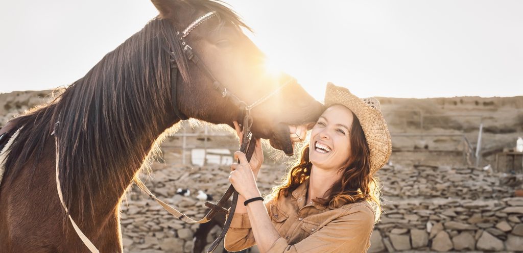 امرأة وحصان