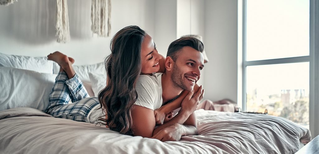 امرأة ورجل سعيدان في السرير