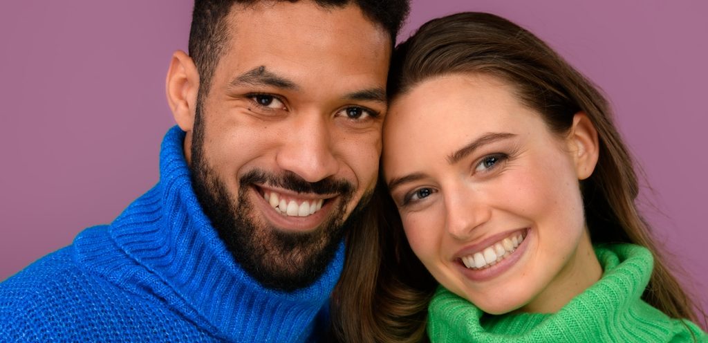 امرأة ورجل مبتسمان