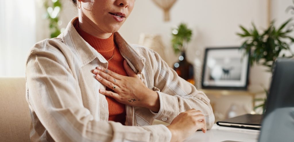 امرأة تعاني من ألم في صدرها