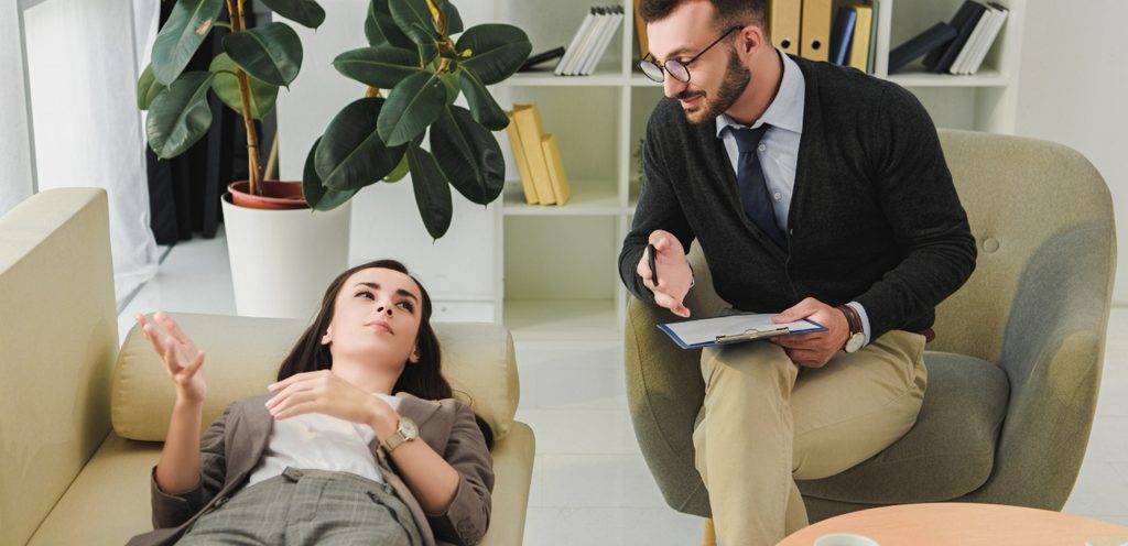 امرأة لدى معالج نفسي مستلقية على الكنبة