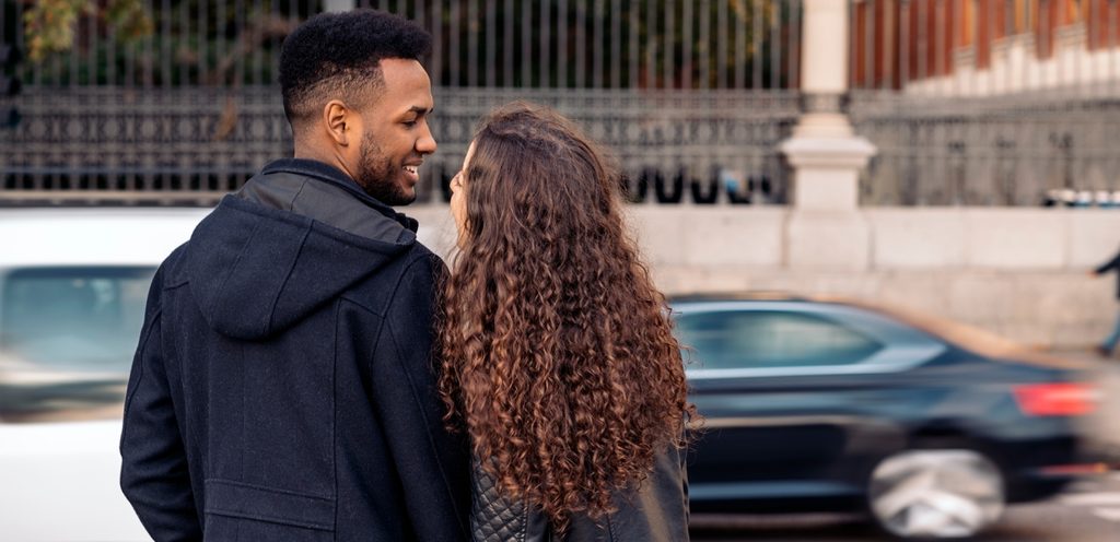 امرأة ورجل قريبين مبتسمان