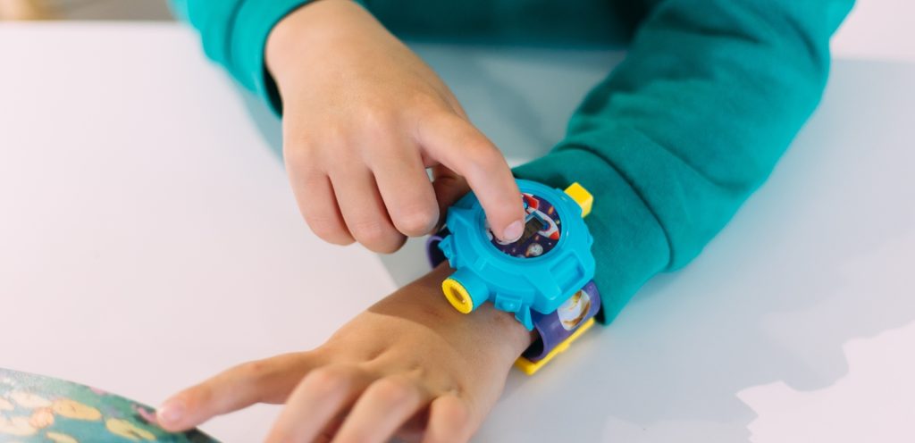 طفل يلبس ساعة