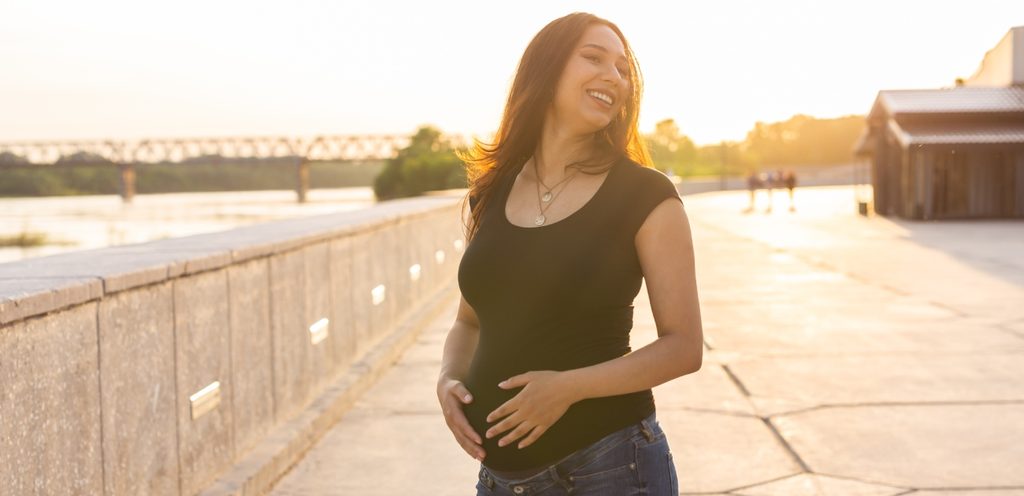 امرأة حامل سعيدة