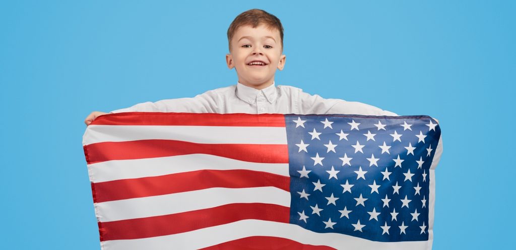 طفل يمسك العلم الأمريكي