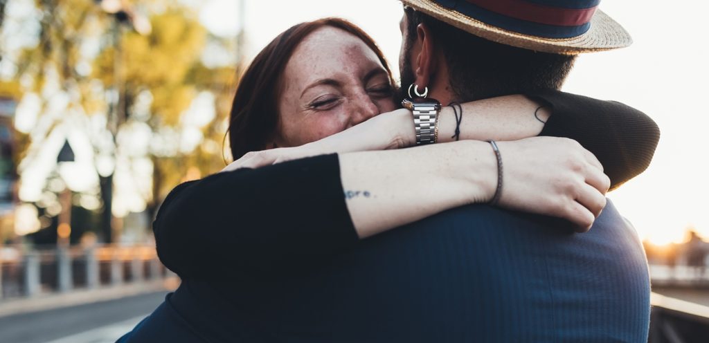 امرأة ورجل متعانقان