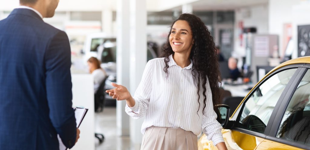 امرأة تشتري سيارة جديدة