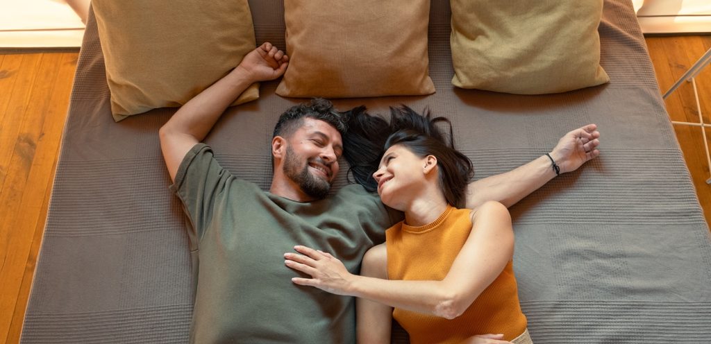 امرأة ورجل سعيدان على السرير