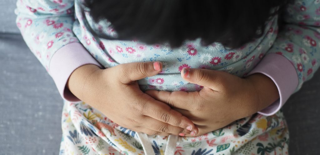 طفلة تعاني من آلام المعدة