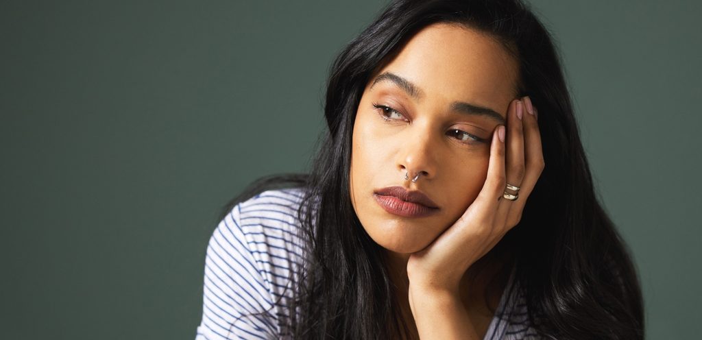 امرأة حزينة