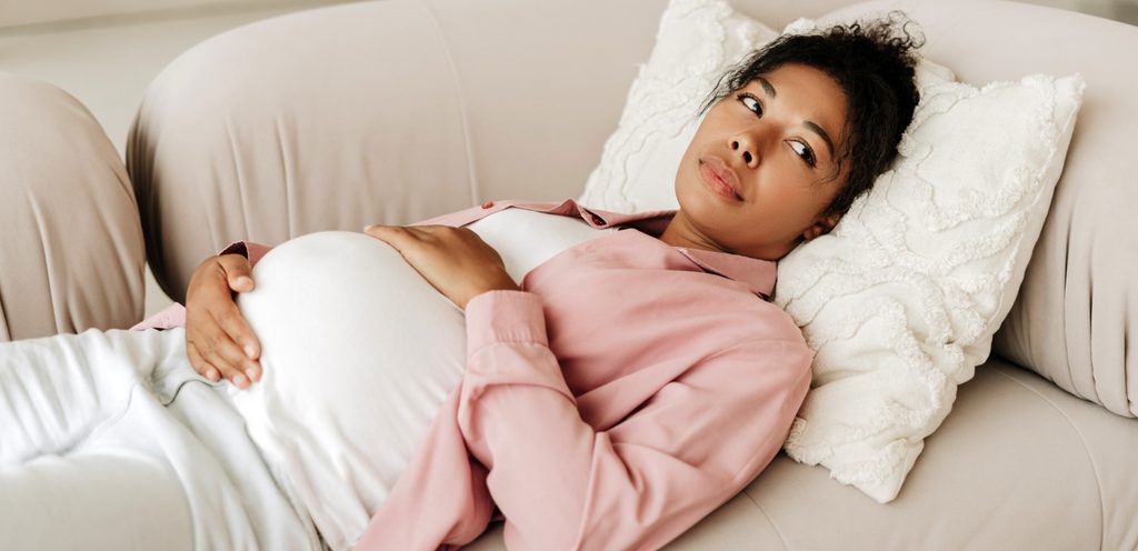 امرأة حامل مستلقية