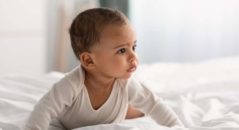 متى يتقلب الطفل​