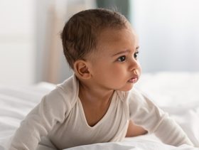 متى يتقلب الطفل​