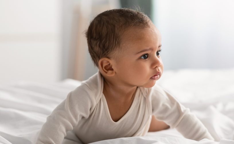 متى يتقلب الطفل​