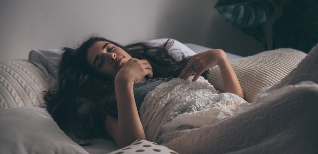 امرأة نائمة في السرير