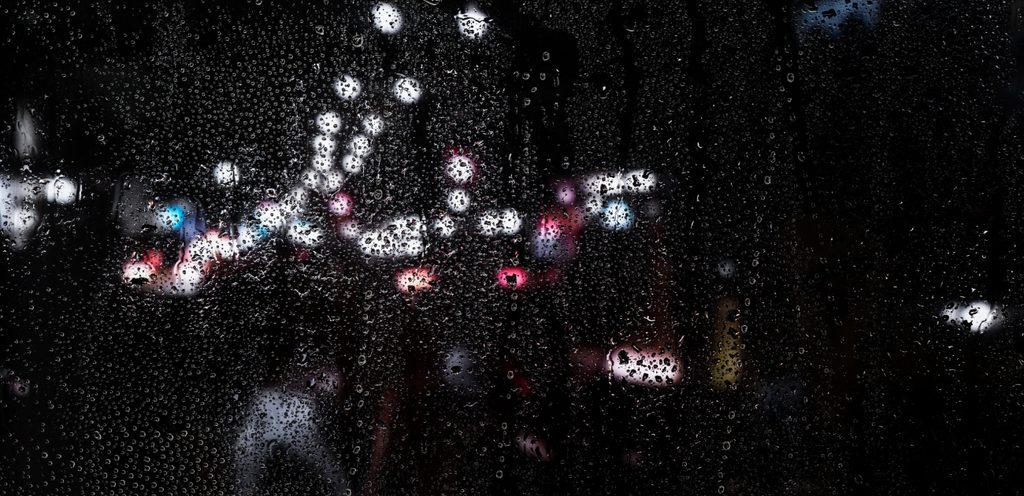 مطر على زجاج