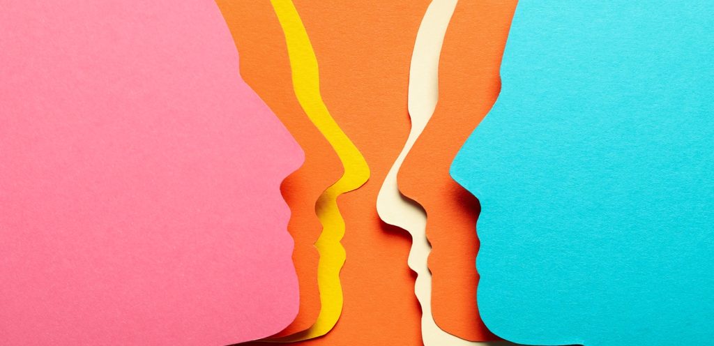 أشكال أشخاص ملوّنة بالورق