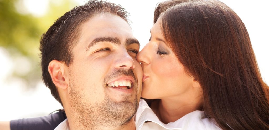 امرأة تقبّل رجل