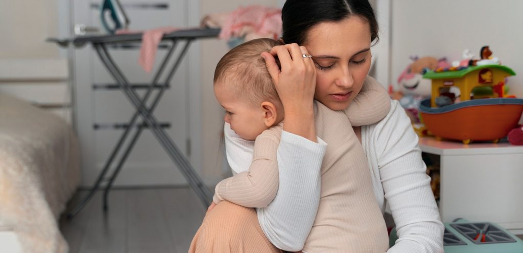 أم تعانق طفلها