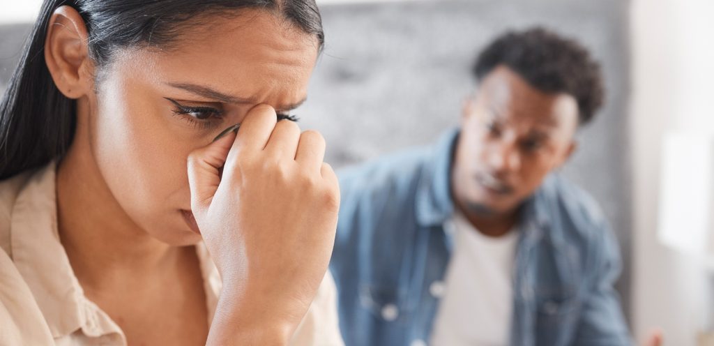 امرأة حزينة وخلفها رجل يكلّمها