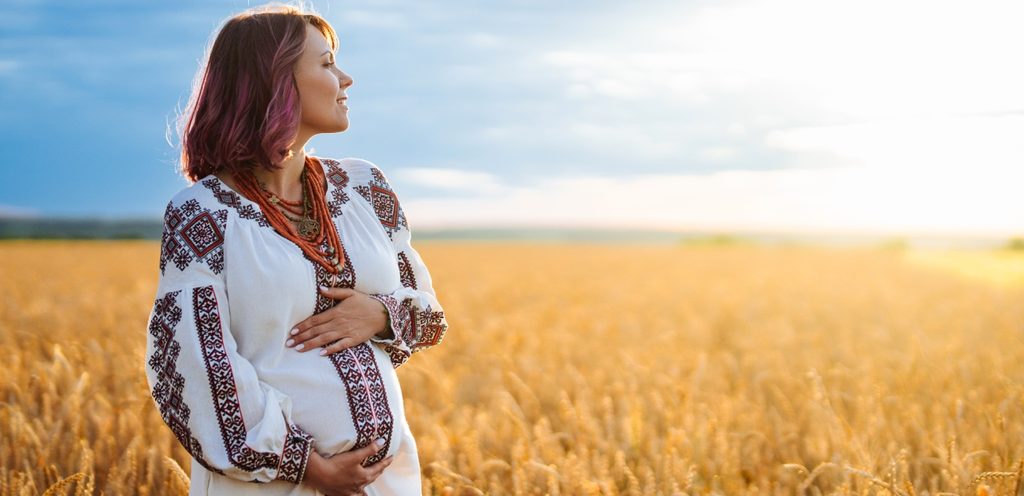 امرأة حامل سعيدة