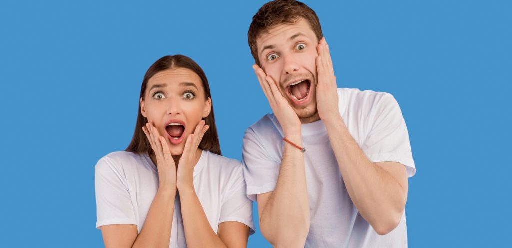 امرأة ورجل متفاجئان