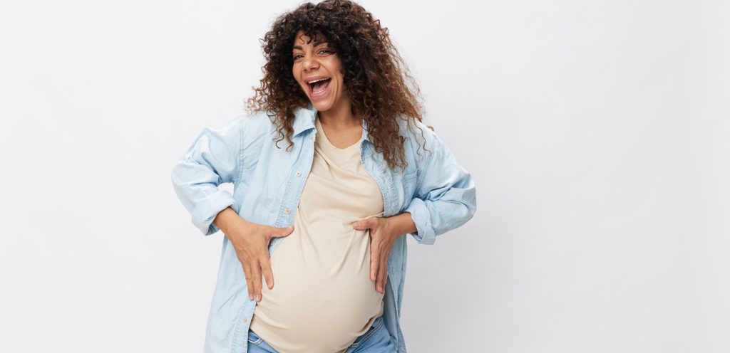 امرأة حامل سعيدة