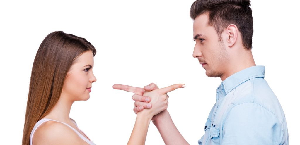 زوجان يوجّهان أصبعهما باتجاه بعضهما