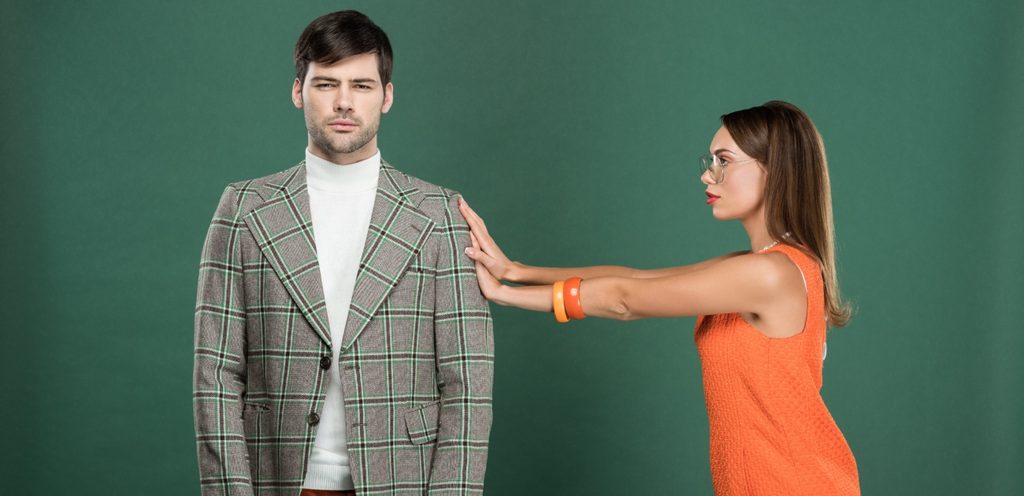 امرأة تدفع رجل