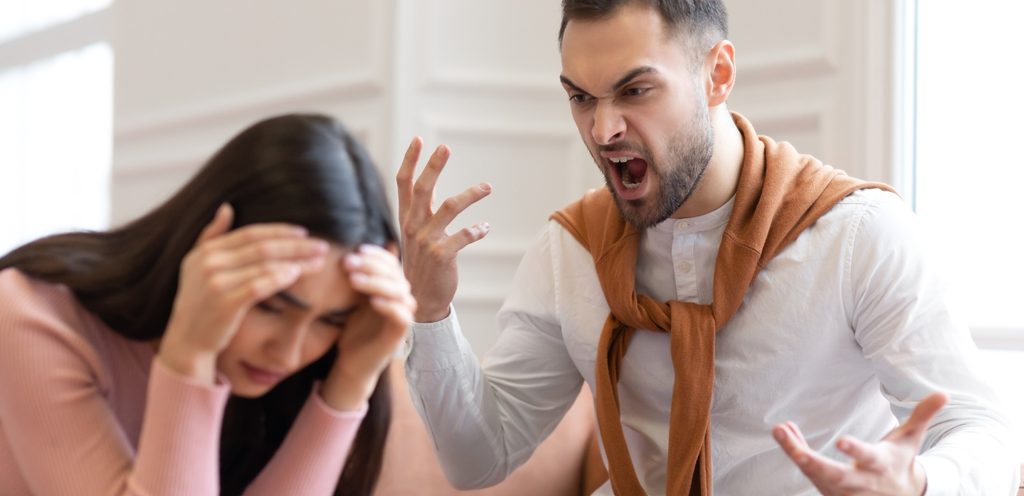 رجل يصرخ على امرأة