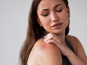 بقعة وردية صغيرة؟ قد تكون أخطر مما تظنين في أشهر الحمل الأولى!