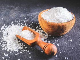 هل جرّبتِ وضع وعاء ملح في الحمّام؟ هذه الخدعة غيّرت حياتي!