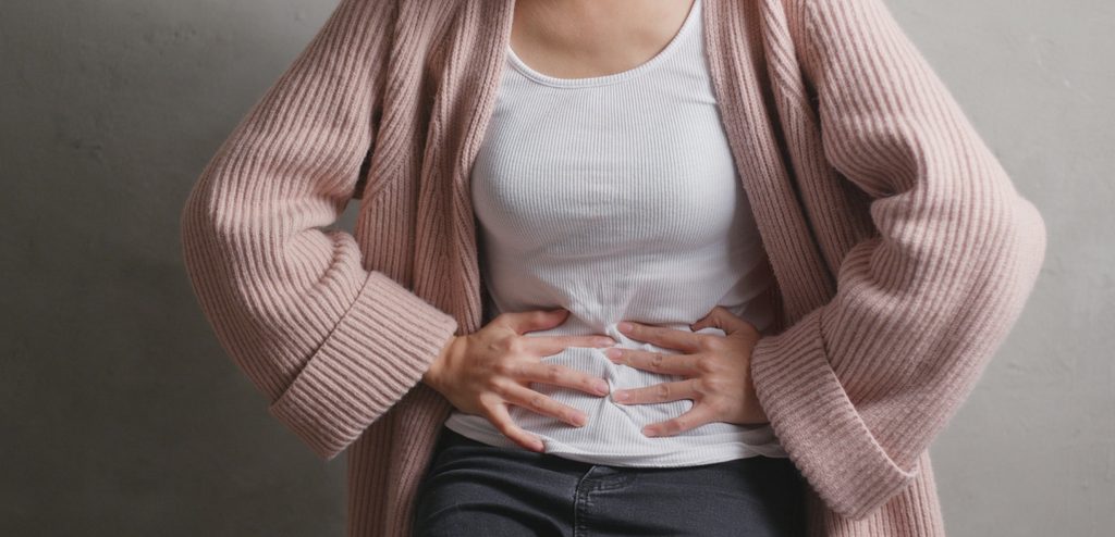 امرأة تعاني من آلام المعدة