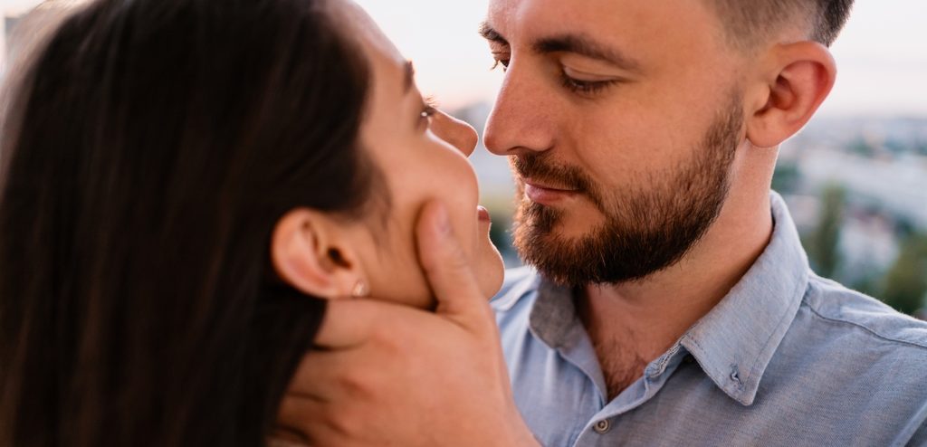 امرأة ورجل ينظران إلى بعضهما البعض عن قرب