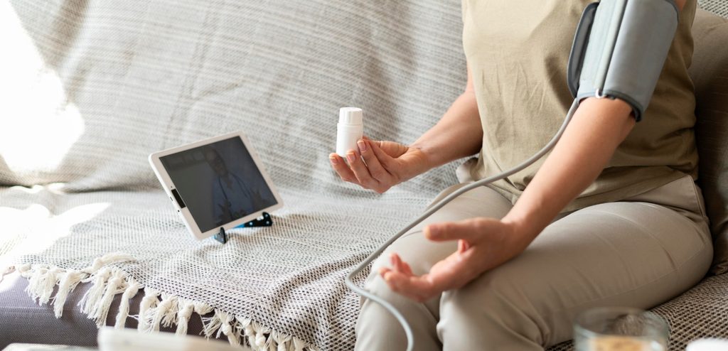 امرأة تقيس معدّل ضغطها