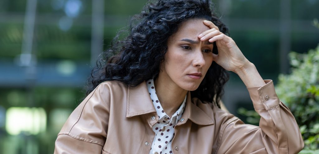 امرأة حزينة