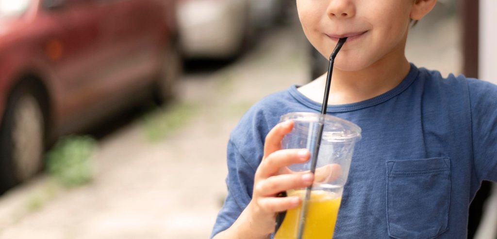 طفل يشرب العصير