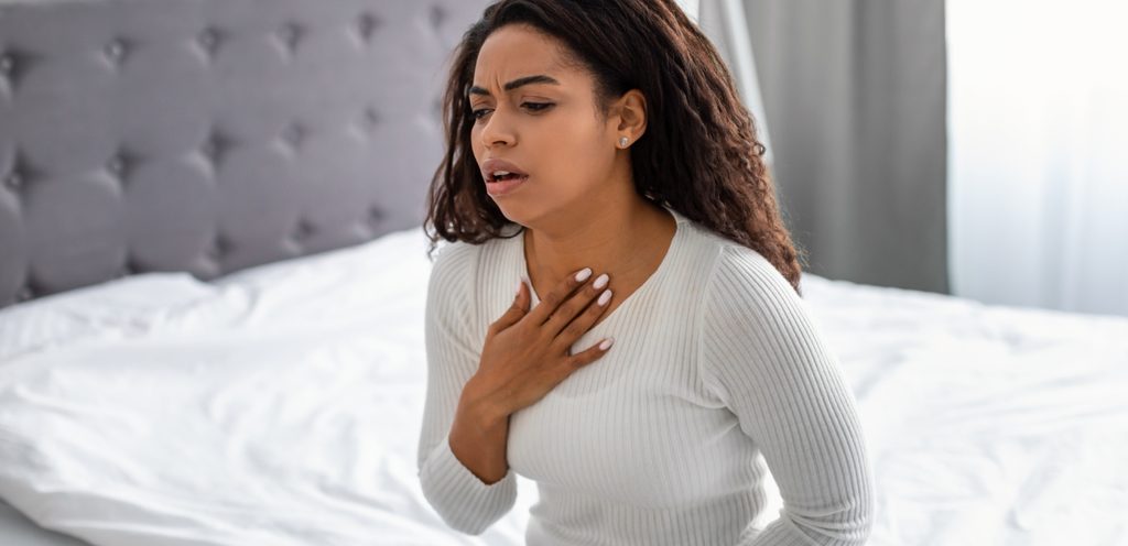 امرأة تعاني من مشاكل تنفسية