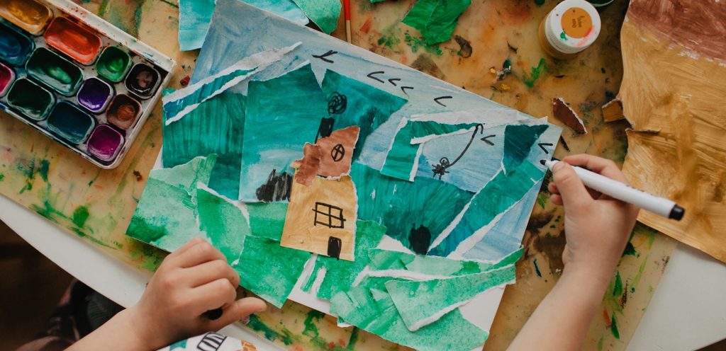 طفل يمارس فن الكولاج