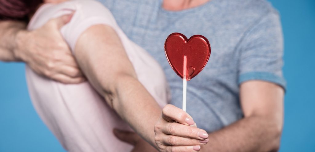 امرأة ورجل يمسكان عصًا عليه شكل قلب